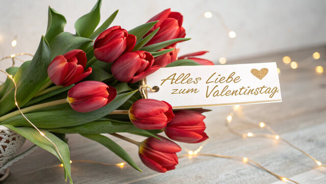 Strau&szlig; roter Tulpen mit Karte &bdquo;Alles Liebe zum Valentinstag&ldquo;