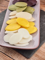 도자기 그릇에 담긴 떡국떡