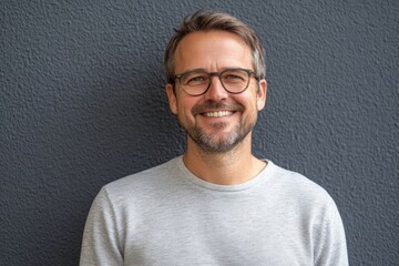 l?chelnder mann mit brille vor grauem hintegrund, Generative AI