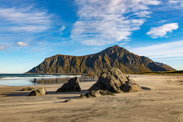 Plage de Flakstad, sauvage et préservée, destination phare des iles Lofoten.