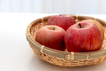 竹カゴに入った赤いリンゴ