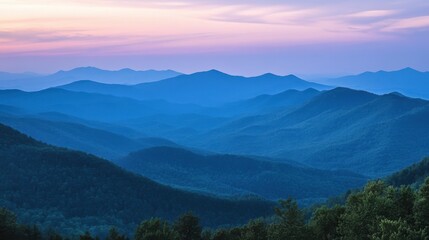 Obraz premium A mountain range at dusk, with the last rays of sunlight