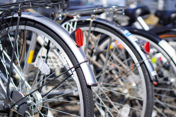 駐輪場に並べられた自転車