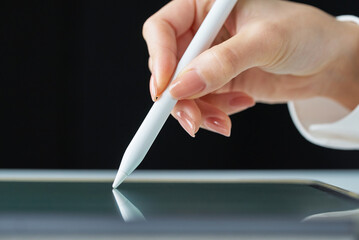 スタイラスペンを持つ手元