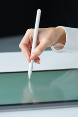 スタイラスペンを持つ手元