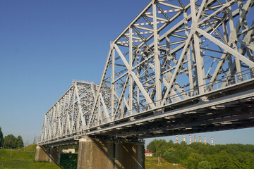 Obraz premium Railway bridge spans against a blue sky.