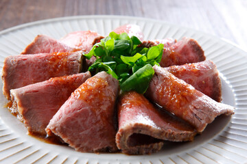 松坂牛もも肉のローストビーフスライスの皿盛り