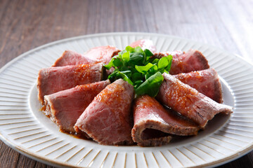 松坂牛もも肉のローストビーフスライスの皿盛り