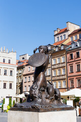Warsaw Old Town Market Square with statue of the mermaid syrenka and historic buildings in Warsaw, Poland © Markus Mainka
