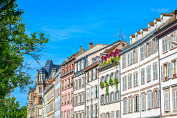 Obraz premium Denkmalgeschützte Architektur in der Neustadt von Straßburg 