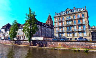 Obraz premium Die Quai Saint-Thomas in der historischen Altstadt von Straßburg