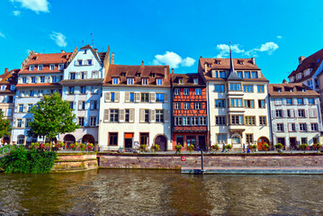 Obraz premium Die Quai des Bateliers in der historischen Altstadt von Straßburg
