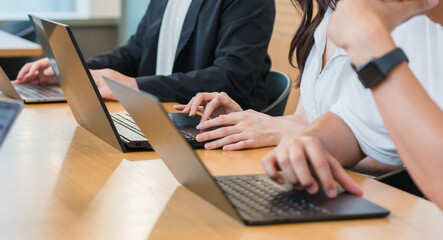 オフィスでミーティングをする男女、ビジネスシーン、IT企業