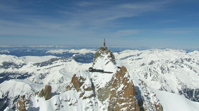 Vue a&eacute;rienne 360 degr&eacute;s de l'Aiguille du midi avec le refuge des cosmiques et le sommet du Mont-Blanc en arri&egrave;re-plan. 