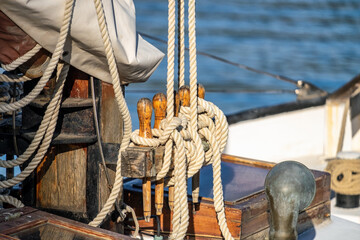 Belegnägel, Nagelbank auf Segelschiffen   25004.jpg
