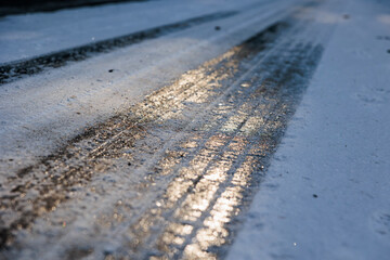 impronte ghiacciate di pneumatici di automobile viste da vicino e in prospettiva, su una strada innevata, in inverno