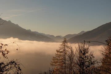 Vista panoramica di un ambiente naturale di montagna nel nord Italia con cielo sereno e nuvole...