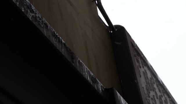 This is a video of snow falling inside an apartment complex.아파트 단지 내에 눈이 내리는 영상입니다.