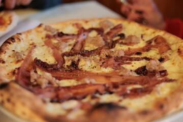 Pizza con prosciutto crudo e formaggio