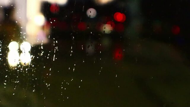 It's raining and water droplets are dripping down the window.비가 내리고 유리창으로 물방울이 떨어집니다.