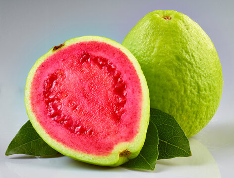 Guave, Obst, halbe Frucht, Guavebl&auml;tter, Vitamine, isoliert,