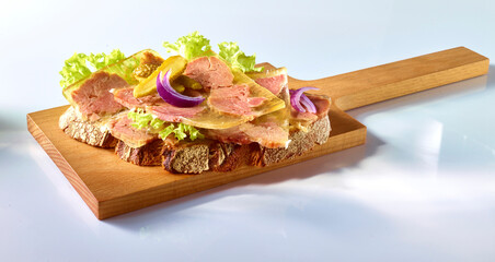  Brot mit Suelze und Salatblatt auf Holzbrett, vesper, isoliert, belegtes Brot, bauernbrot