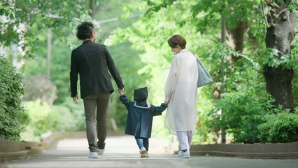 制服を着た3歳の男の子と両親