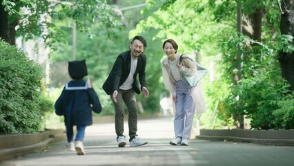 制服を着た3歳の男の子と両親