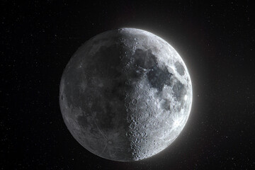 Złożone z czterech ekspozycji, to niezwykłe zdjęcie Księżyca ukazuje jego powierzchnię w niesamowitych szczegółach. Każdy krater i maria są wyraźnie widoczne, tworząc hipnotyzujący widok. © ukasz