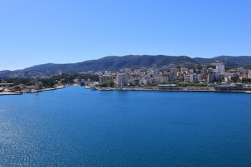 Fototapeta premium Blick auf die Küstenlandschaft von Palma de Mallorca auf der Spanischen Mittelmeerinsel Mallorca