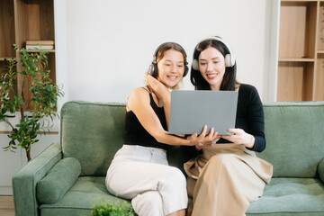 Obraz premium Explore vibrant teamwork, creativity, and learning with young adults using laptops and headphones in cozy