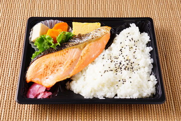 銀鮭弁当