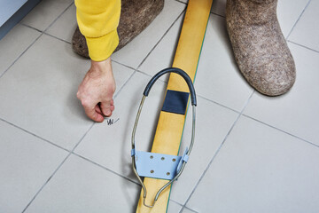 Mounting nails for heel pad of semi-rigid universal cable binding ski with free heel are prepared...