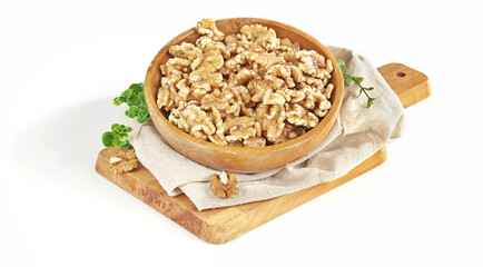 Orzechy włoskie w drewnianej misce na białym tle