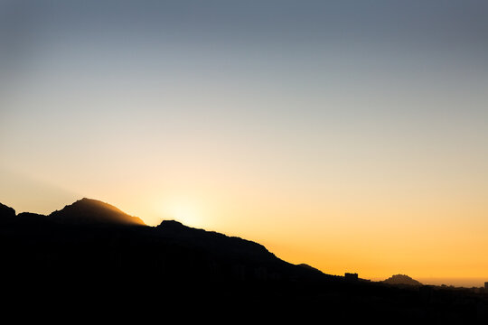 Coucher de soleil sur la mer et la montagne &agrave; Marseille