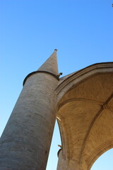 Cathédrale Saint-Pierre de Montpellier : une partie du porche monumental en contreplongée © Christophe Rubin