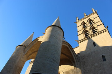 Cathédrale Saint-Pierre de Montpellier : porche monumental en contreplongée © Christophe Rubin