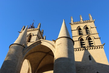 Cathédrale Saint-Pierre de Montpellier : haut du porche d'entrée et des tours en contreplongée © Christophe Rubin