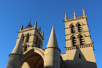 Cathédrale Saint-Pierre de Montpellier : tours en contreplongée © Christophe Rubin