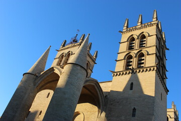 Cathédrale Saint-Pierre de Montpellier : porche d'entrée  monumental et tours en contreplongée © Christophe Rubin