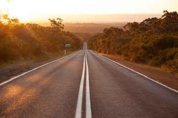 Australische Strasse zum Sonnenuntergang. Erowal Bay Rd bei Jervis Bay, Hyams Beach, Bream Beach.
