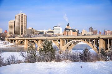 Naklejka premium A bridge over a river with a city in the background