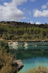 Lago azul en día soleado en plena naturaleza.