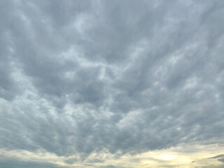 Fototapeta premium Dramatic Overcast Sky with Soft Light and Cloud Layers