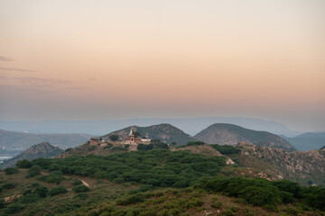 Jaipur Rajasthans Berge und Natur von oben aus einem Ballon fotografiet in Indien bei Sonnenaufgang