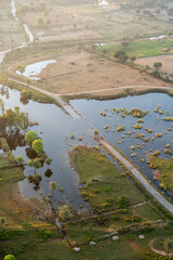 Monsun Straße unter Hochwasser Jaipur Rajasthans Berge und Natur von oben aus einem Ballon fotografiet in Indien bei Sonnenaufgang
