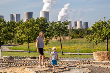 Findlingspark vor dem Kraftwerk Boxberg