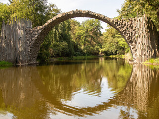 Rackotzbr&uuml;cke Kromlau in der Sonne