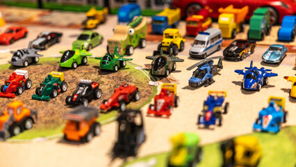 Aufreihung von Spielzeugautos