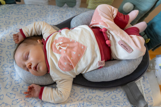 Baby: Spielen und Schlafen im Wechsel